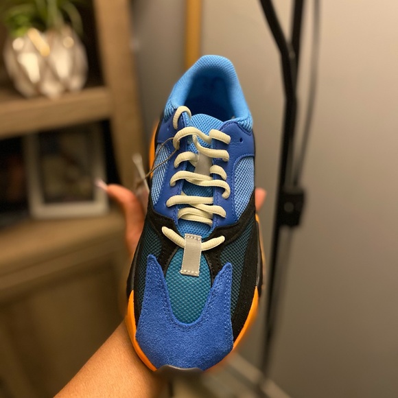 Adidas Yeezy Boost 700 - Picture 2 of 3